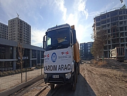 BAYRAKTAR VE BAYER İNŞAAT 3 HAFTADA 100 TIRLIK MALZEMEYİ DEPREM BÖLGESİNE SEVK ETTİ